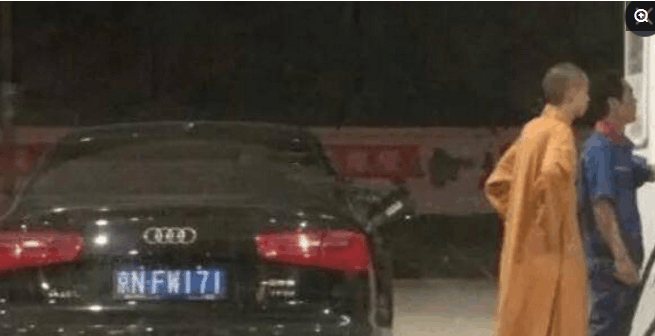 此职业开这样的车上路, 真的合适吗? 是开百万豪车化缘吗?