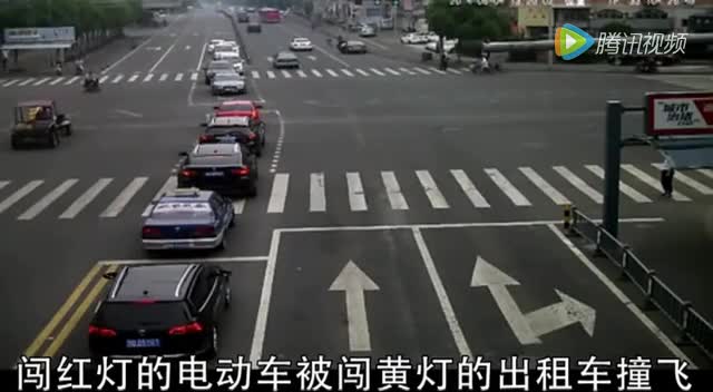 3辆电动车同时疯狂闯红灯，而他却被出租车终结