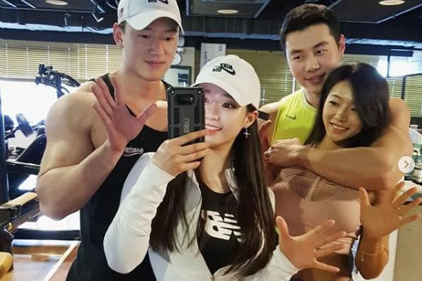 韩国姐妹花爱健身 被健身教练撩走