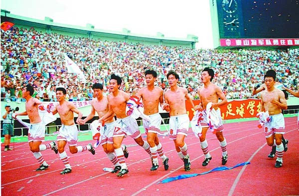 国安淘汰上港双线飘红 加冕双冠成新目标 但还