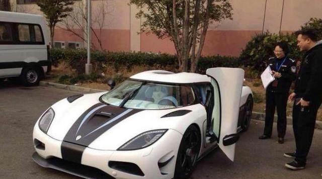 两千多万的超跑到车管所上牌，工作人员全程陪同走绿色通道
