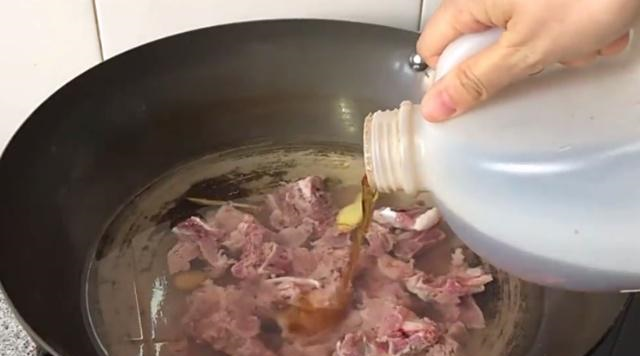 教你排骨焯水的正确方法,这样处理排骨一点血