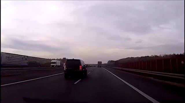 黑色suv全速撞向大货车，简直是自杀式！  ​