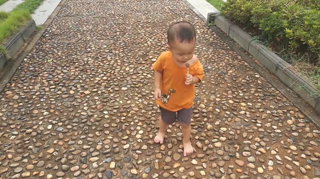 妈妈为了惩罚爱光脚的宝宝，故意带他走石子路！宝宝：我可不傻！