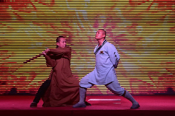 少林武僧现场展示金钟罩铁布衫