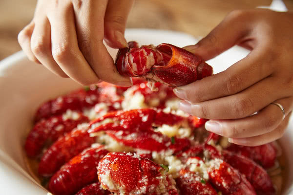 上海餐厅雇美女剥小龙虾，月薪达上万的专业剥虾师