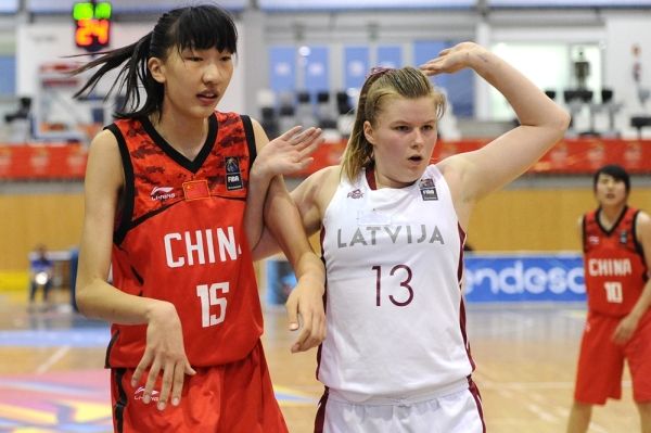 18岁内线天才身高2米05历史罕见 提升一点她