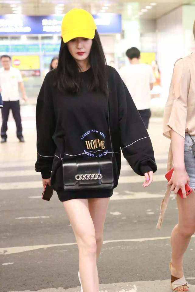 杨幂把黑色紧身裤硬是穿成了直筒裤!又瘦了这