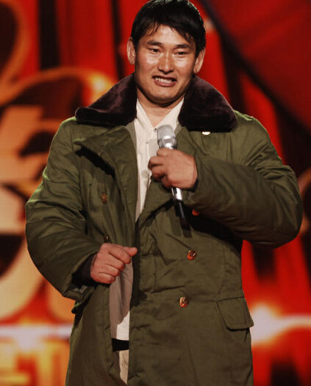 大衣哥成名后仍在种地,媳妇却玩直播不干活女儿胖到200斤