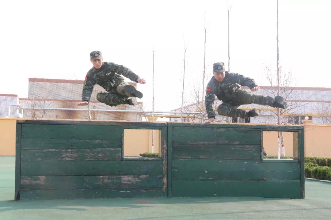 400米障碍最全动态图攻略来了! 最酷的通过障碍姿势, 快来看!