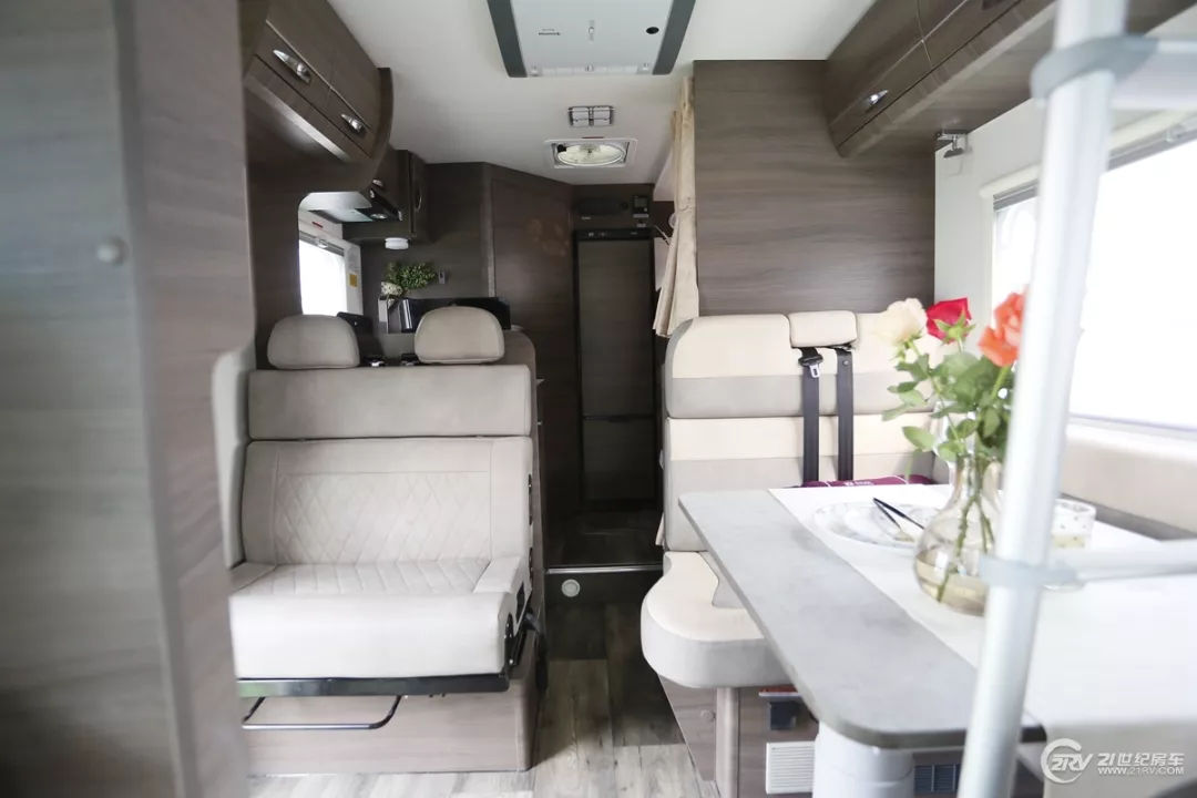 预算50-60万怎么选房车? 4款依维柯自行式C型房车推荐