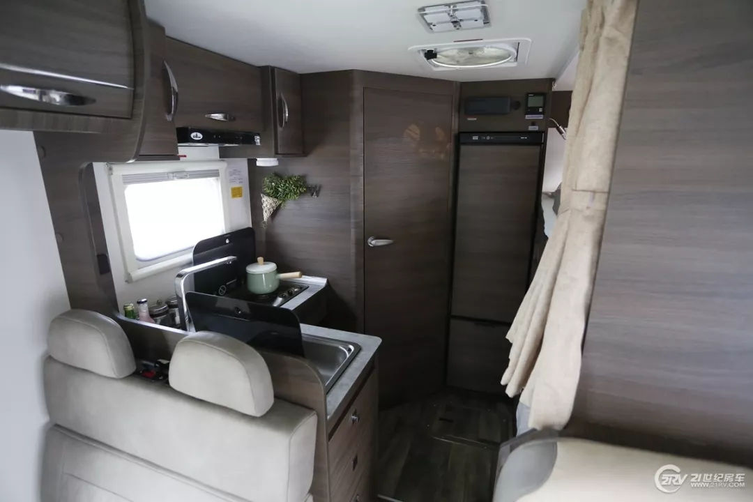 预算50-60万怎么选房车? 4款依维柯自行式C型房车推荐