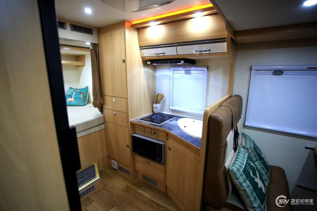 预算50-60万怎么选房车? 4款依维柯自行式C型房车推荐