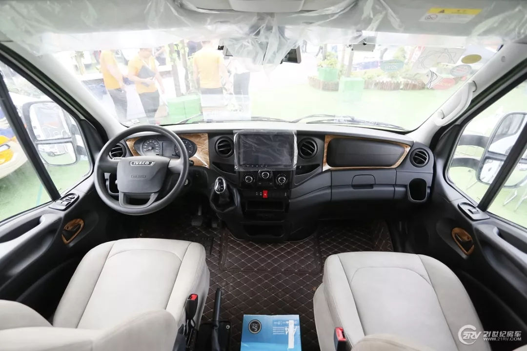 预算50-60万怎么选房车? 4款依维柯自行式C型房车推荐