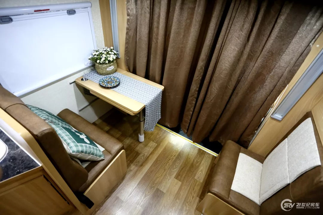 预算50-60万怎么选房车? 4款依维柯自行式C型房车推荐