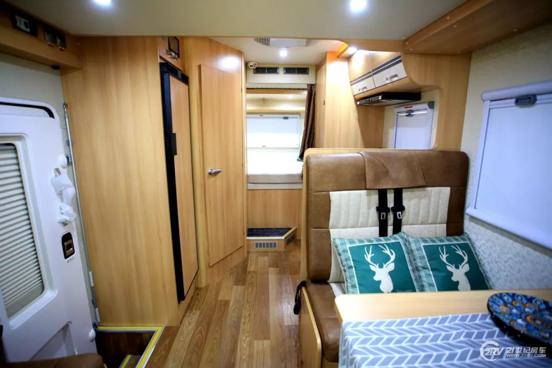 预算50-60万怎么选房车? 4款依维柯自行式C型房车推荐