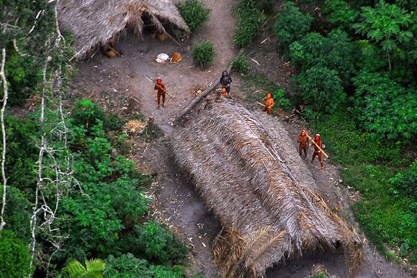 航拍亚马逊热带雨林深处的原始部落:居民与世隔绝,充满敌意