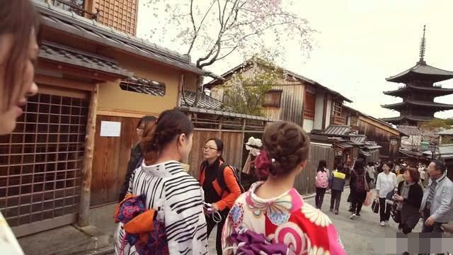 日本大阪挤满了中国游客,街上穿和服说中文的