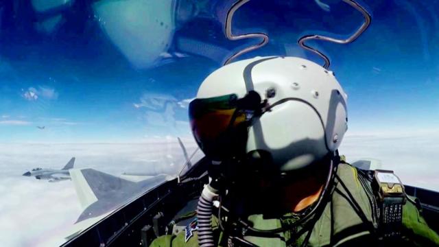 央视公开报道!歼20飞行员换装最新头盔 比美国