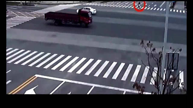 电动车闯红灯被撞飞几十米远，当场死亡，全家人悲痛欲绝