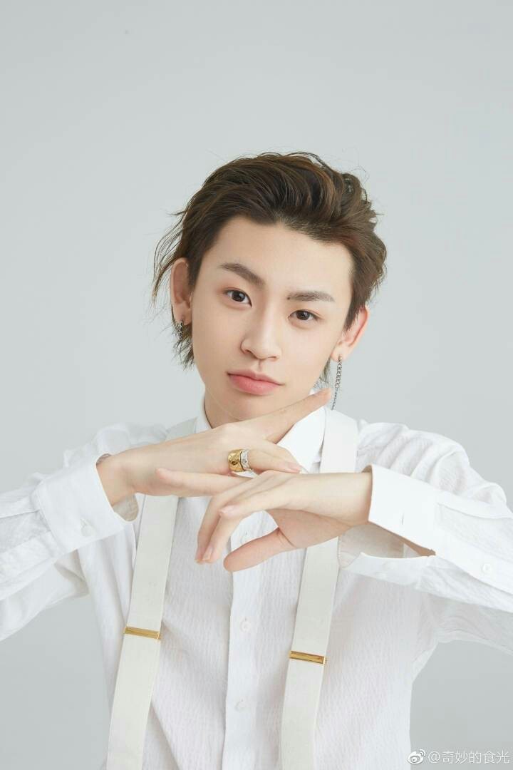 小鬼王琳凯新综艺《奇妙的食光》官宣,白衣背