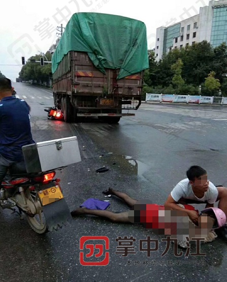 骑车注意!九江女子连人带车被卷入大货车底,监控拍下惊恐一幕!