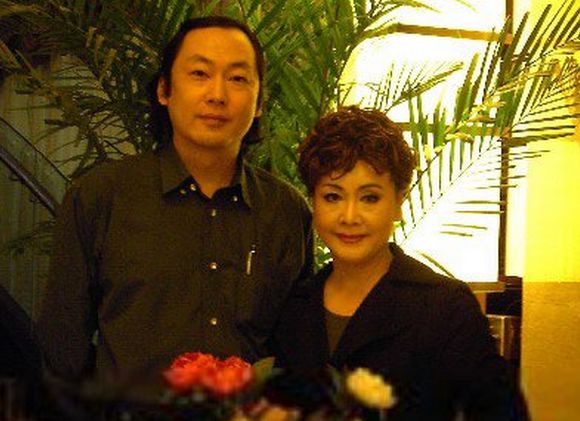 73岁李谷一全家照,二婚丈夫背景如此强大,却把她当
