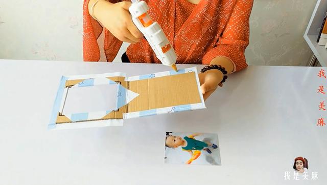 手工达人用纸箱自制手机照相框,做法简单又漂