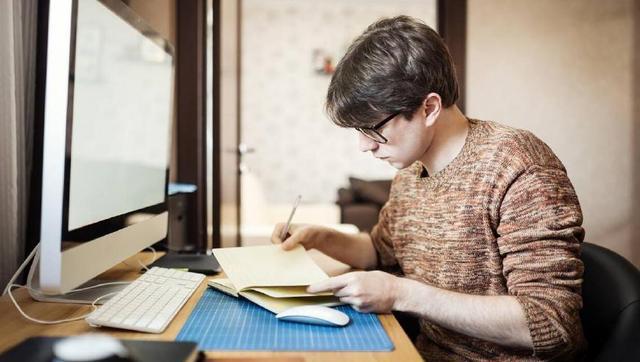 丑小鸭变白天鹅女性是否需要戴上化妆品织就的