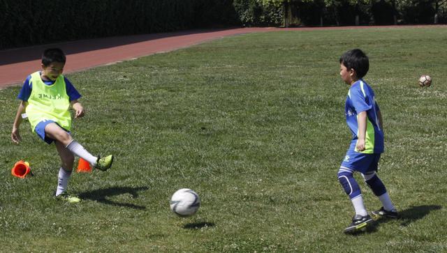 昆明少儿足球训练日志(三)练习二过一配合使之