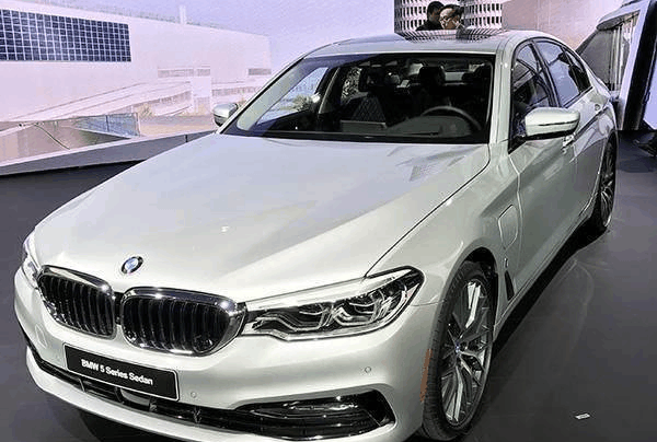 宝马新5系将2017年北美车展展出 基于CLAR平台打造