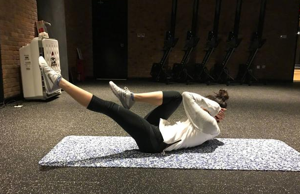 蒋依依晒大汗淋漓的素颜自拍,网友:你的身材我