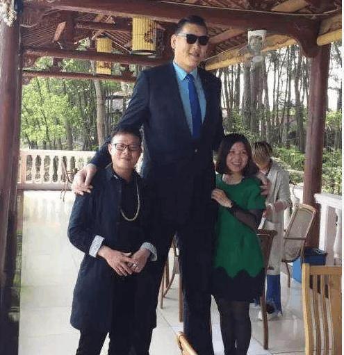 亚洲第一巨人身高2米38, 曾与姚明是队友, 如今31岁还找不到对象