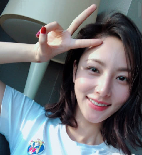 陈雅婷出席活动,靠一件衣服赚足话题度,却原来