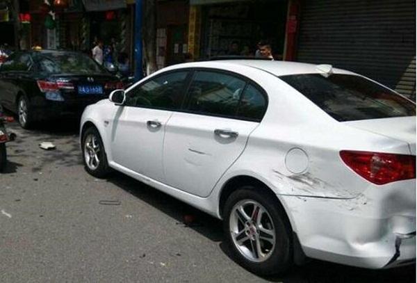 车停在路边被撞, 应该先找保险还是先找交警? 顺序错了车主要吃亏