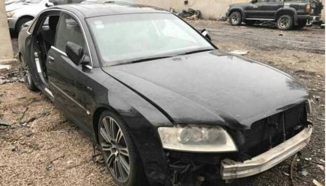 停车场报废已久的奥迪车, 打开前引擎盖这个标识让保时捷都胆怯