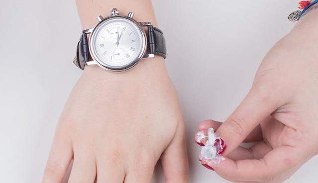 牙膏可以去除手表上的划痕