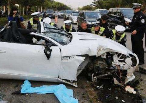 小伙撞上一辆国产长安, 下车看车标不对劲, 被撞车主直呼后悔