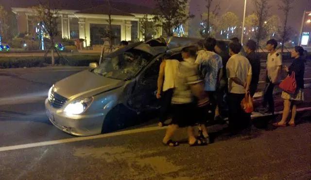 福州一路段，丰田霸道与别克想相撞，别克被撞烂，霸道车头受损