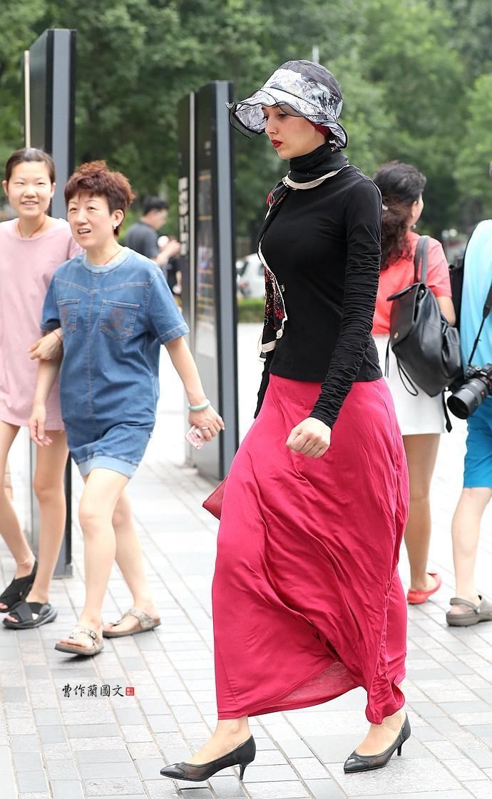 街拍:九头身美女，这个身材比例太让人羡慕