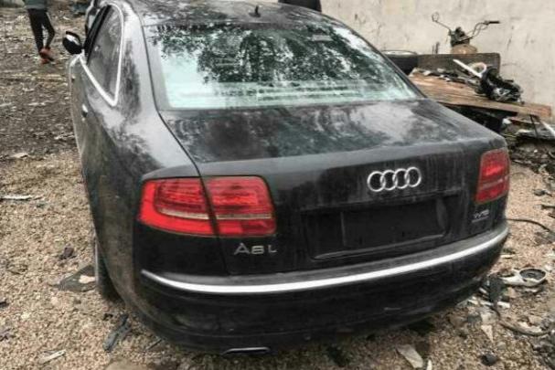 废弃停车场里一辆报废奥迪A8L，体内这头“猛虎”让保时捷都胆寒