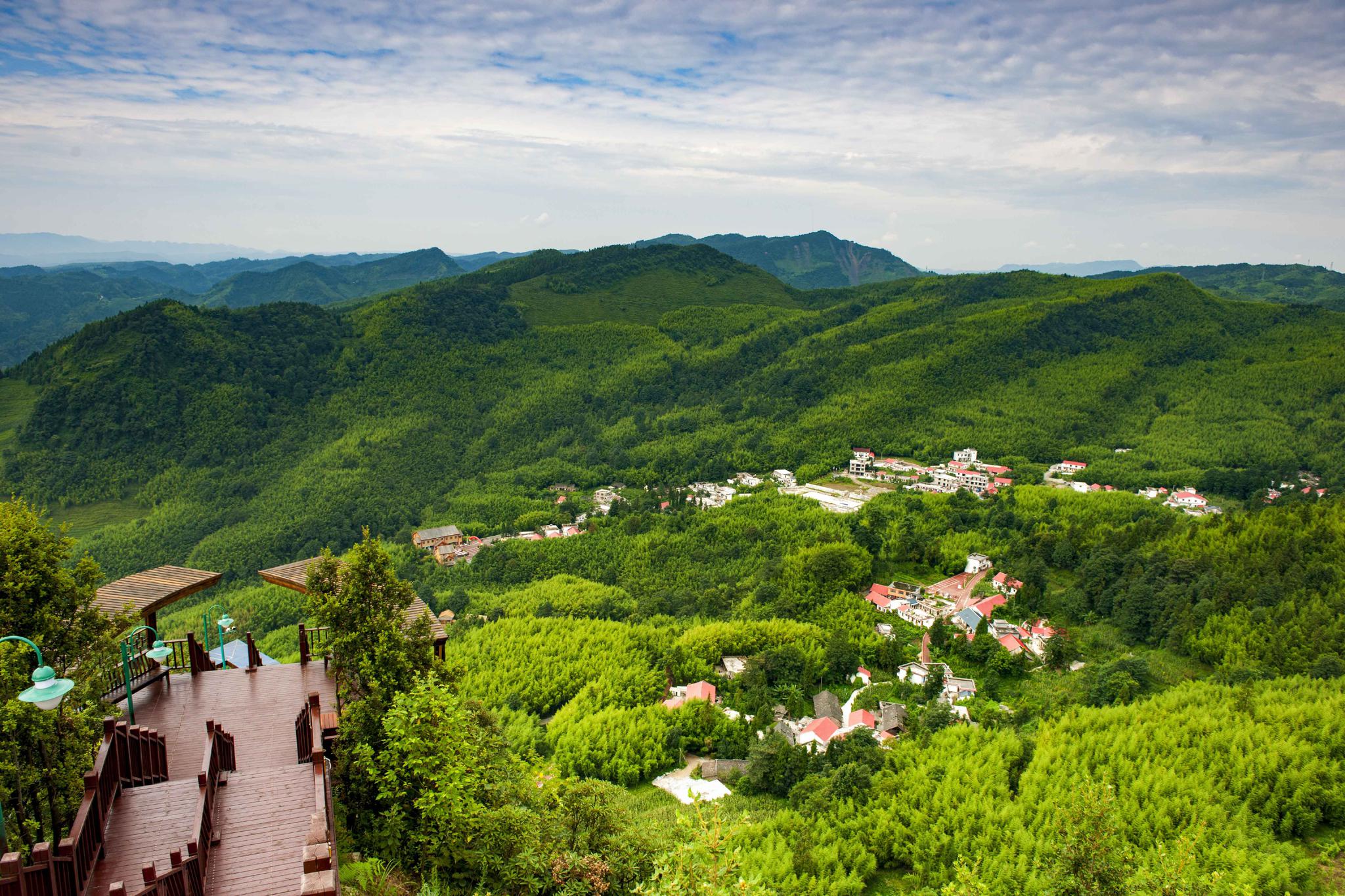 在赤日炎炎的夏天,一起到盘州大洞竹海景区,领略大自然的风景