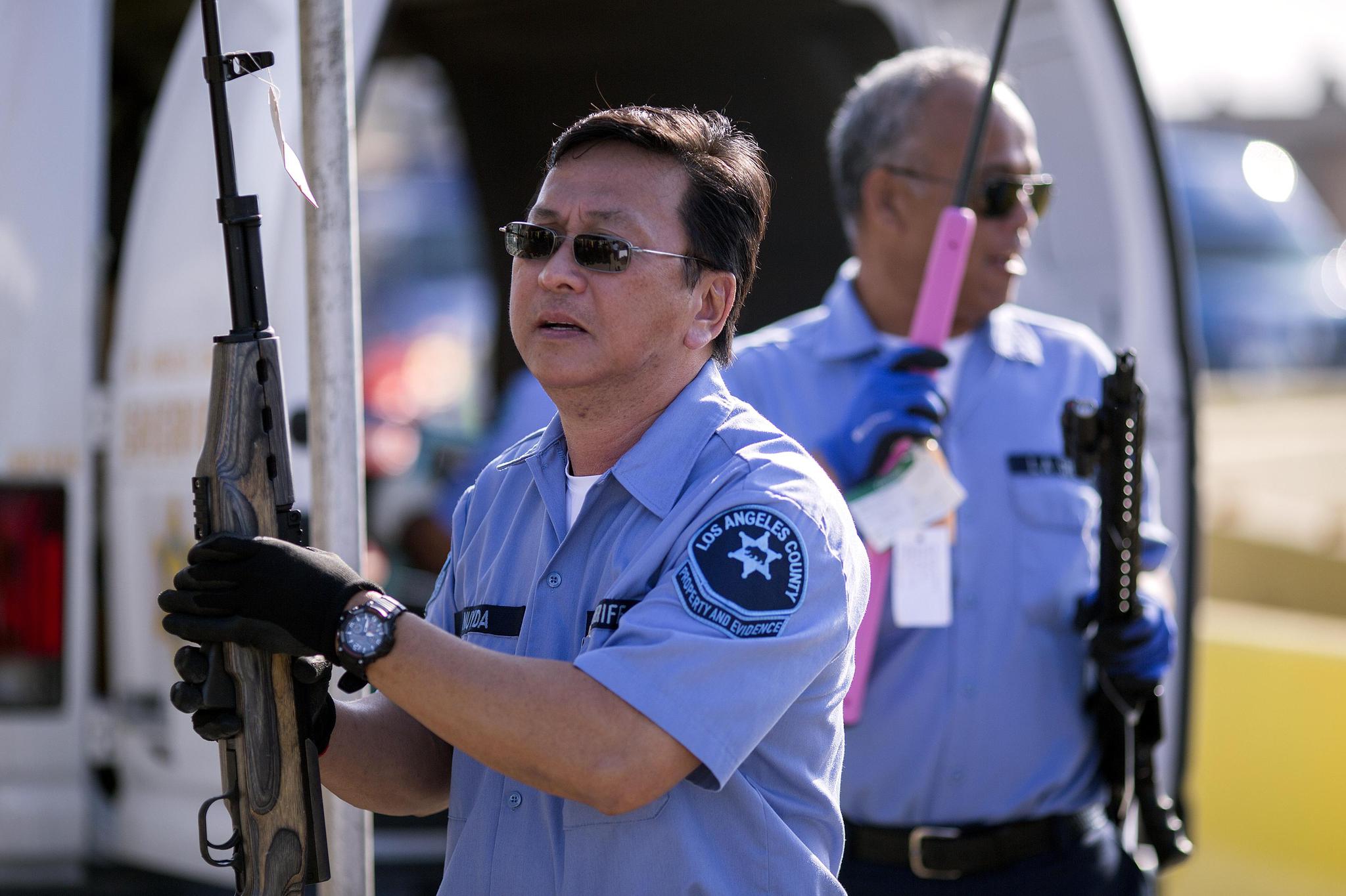 美国洛杉矶各警局的警察也将缴获到的枪支送到现场准备销毁.