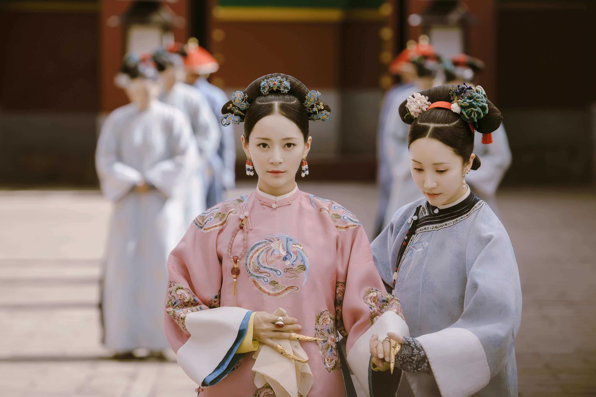 “纯妃”王媛可与老公牵手出街觅食，两人竟坐在门口排队毫无优待