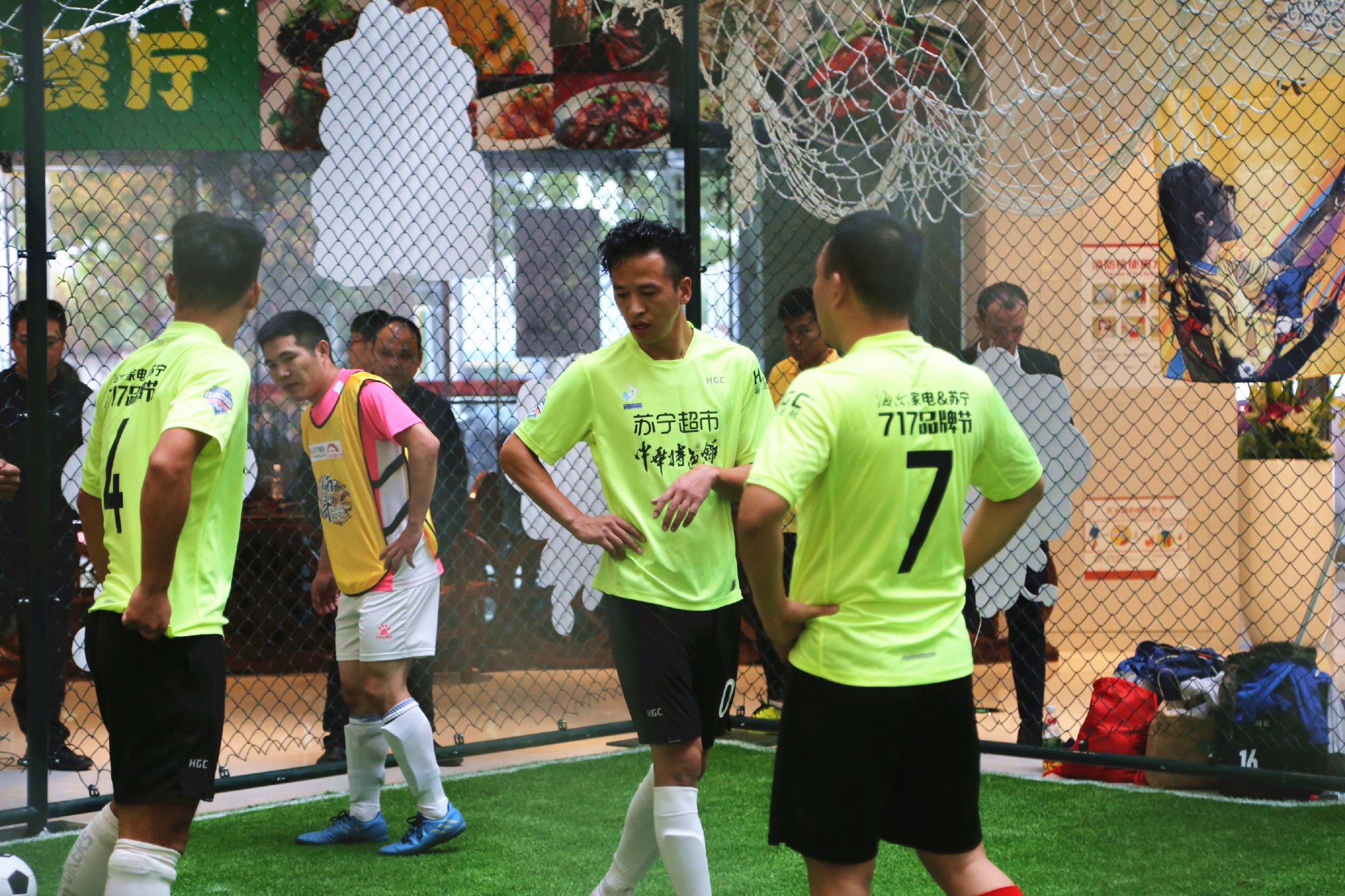 太有爱了,在苏宁易购3V3现场,一位参赛队员是