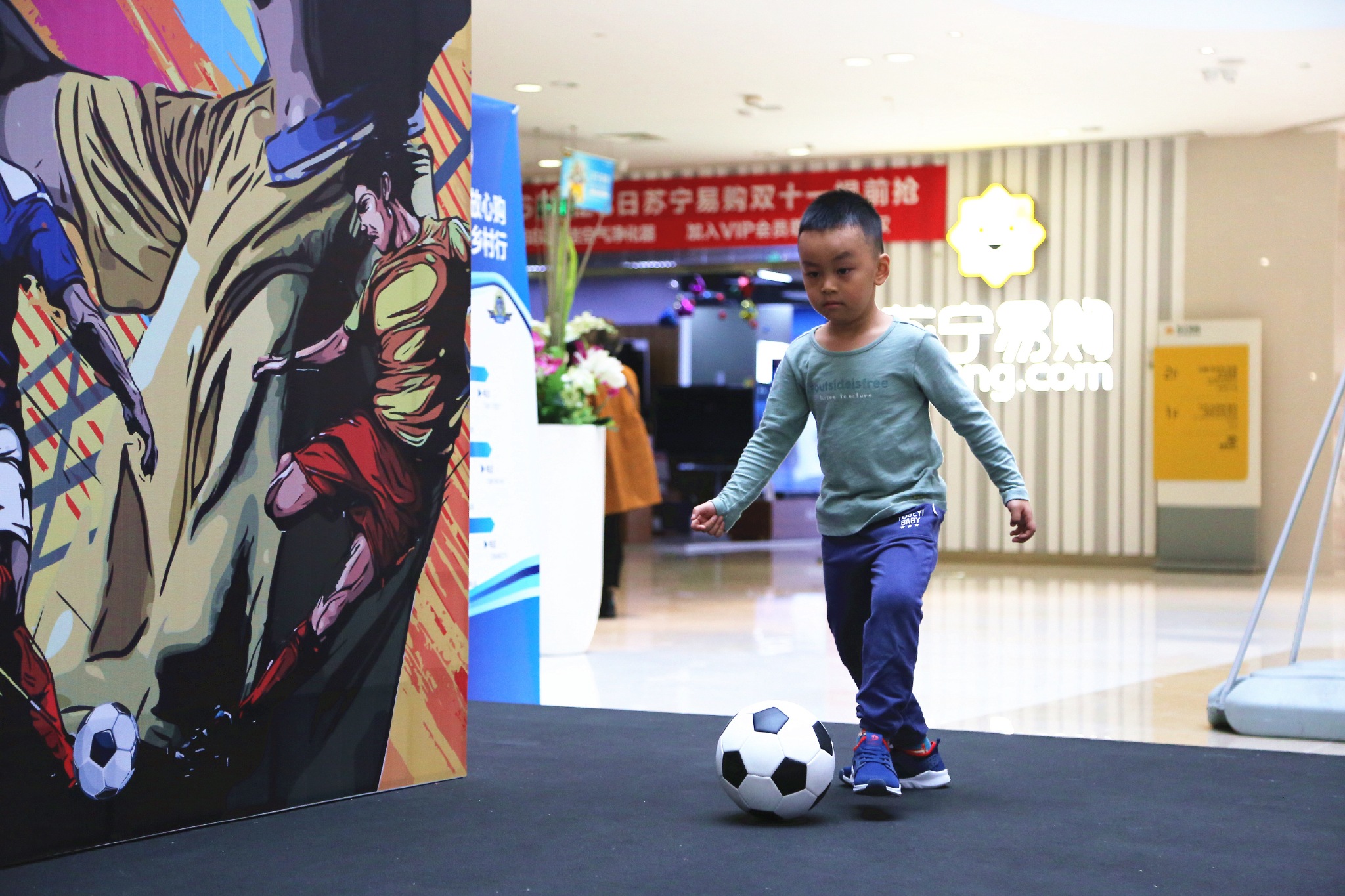 太有爱了,在苏宁易购3V3现场,一位参赛队员是