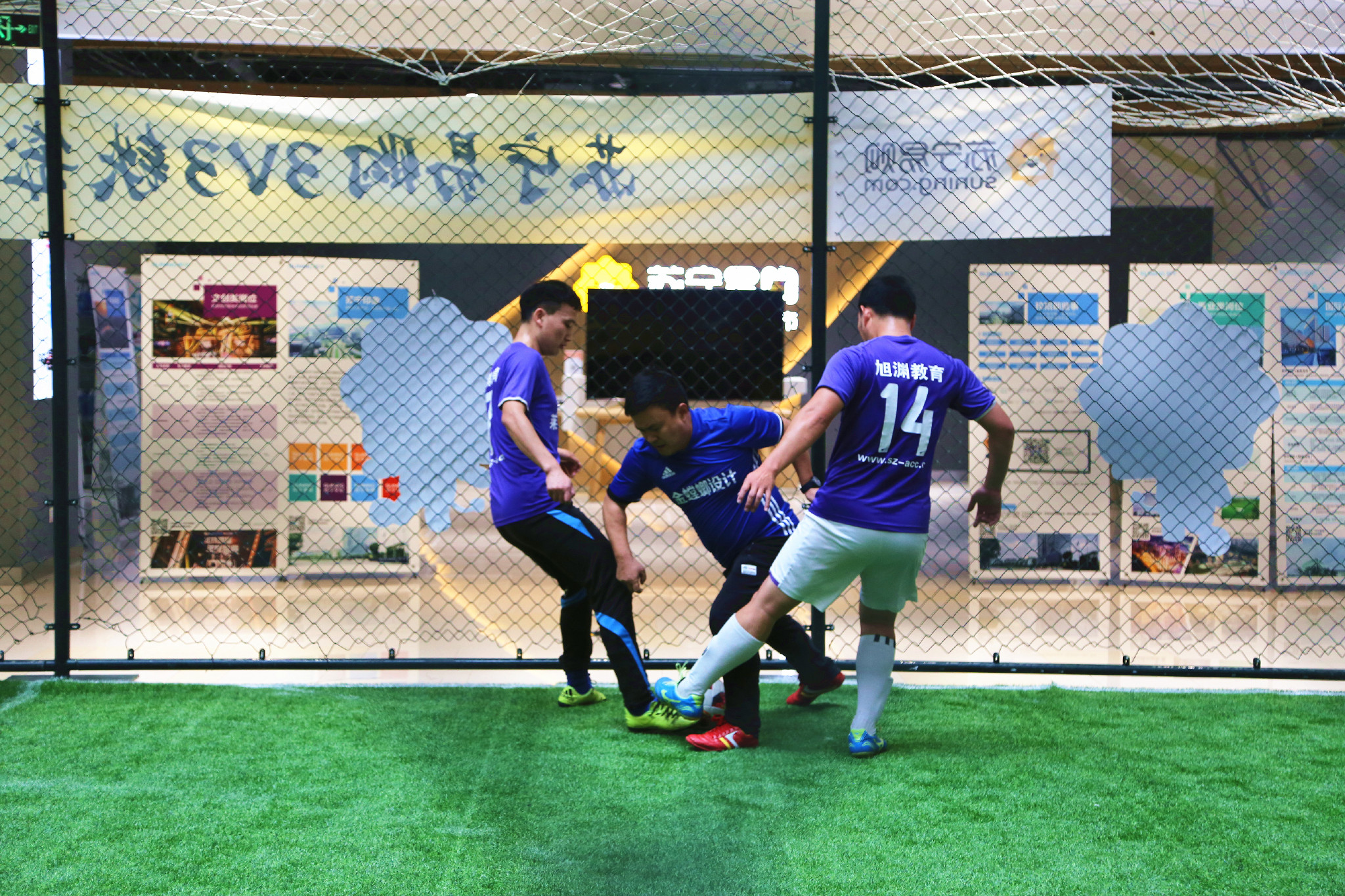 太有爱了,在苏宁易购3V3现场,一位参赛队员是