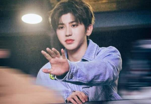 蔡徐坤脏辫亮相解锁新造型 曝喜欢女生类型只