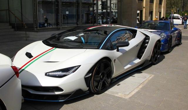 街头偶遇百年纪念大牛，这屁股真诱人！