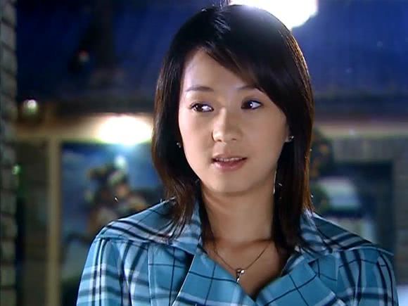 六月蔡君如晒照回应整容:42年一刀未动 纯天